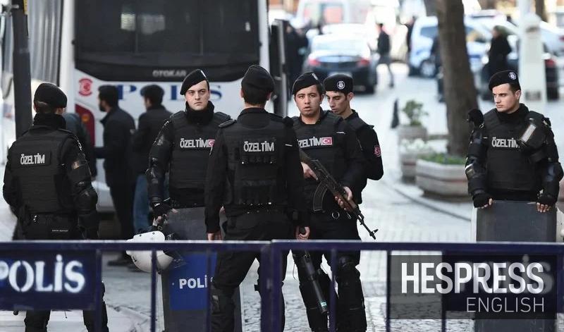 Teenager eröffnet Feuer vor türkischer Schule – 11 Verletzte