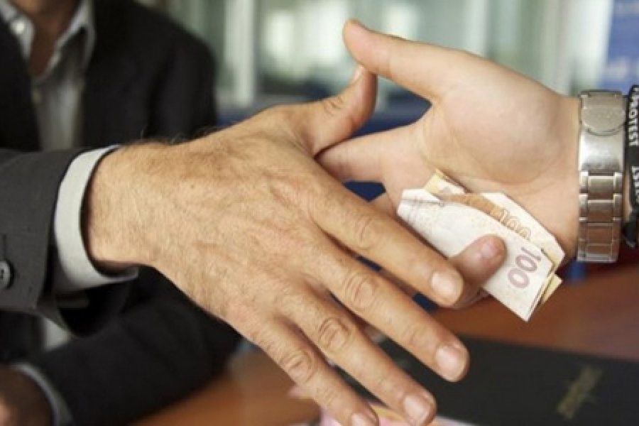 Azemmour Councilor caught taking MAD 3,000 bribe to facilitate paperwork