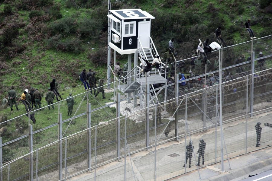 Around 50 migrants cross into Melilla