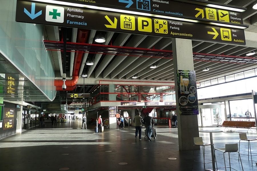 La Palma airport reopens maintaining flight suspension