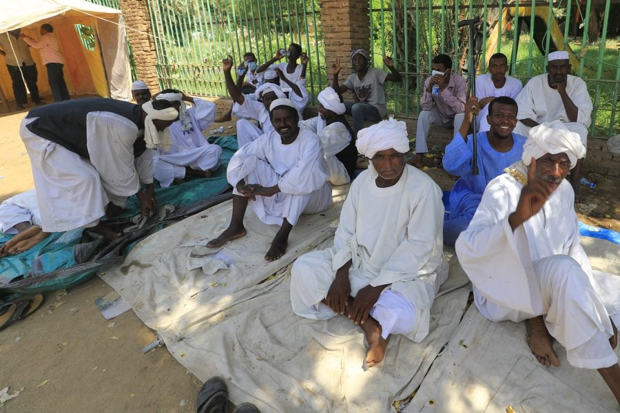 Pro-army protesters rally again in tense Sudan
