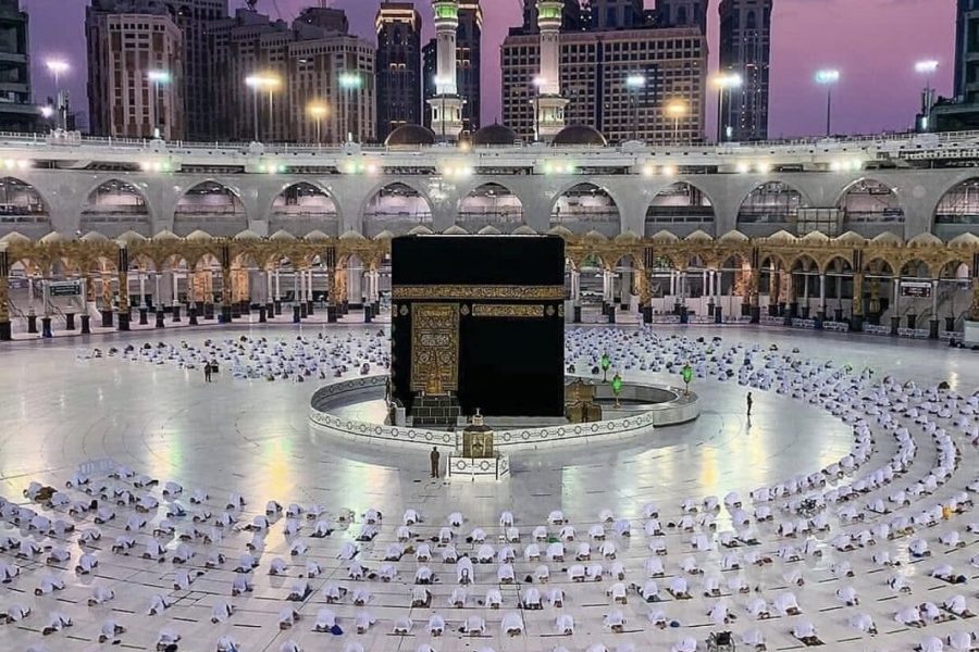 Grand Mosque in Mecca drops social distancing