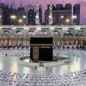 Grand Mosque in Mecca drops social distancing