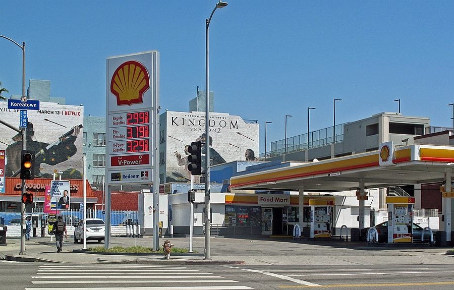 Omicron-related flight cancellations cause a drop in oil prices