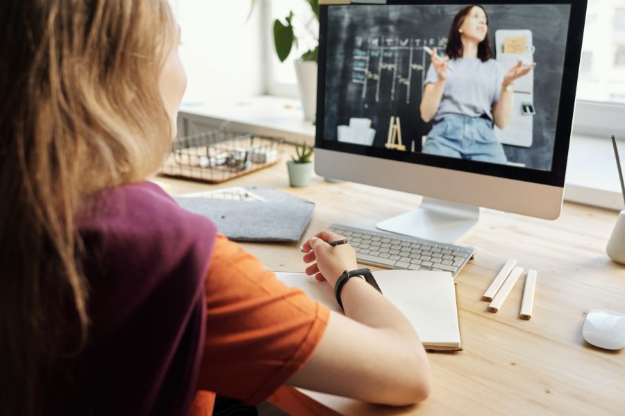Amid Omicron emergence, UK braces for 1 million cases and recommends working from home