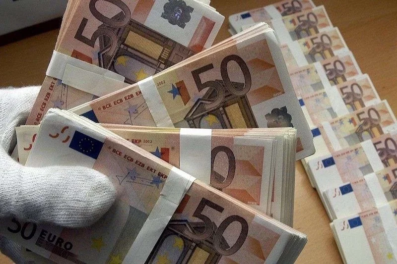 Euro, pound drop as recession prospects grow