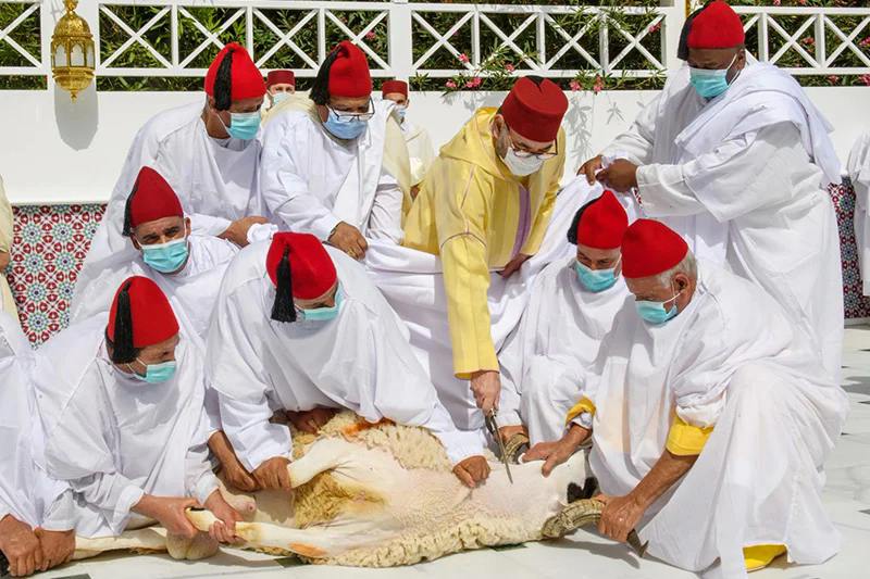 King Mohammed VI performs Eid prayer