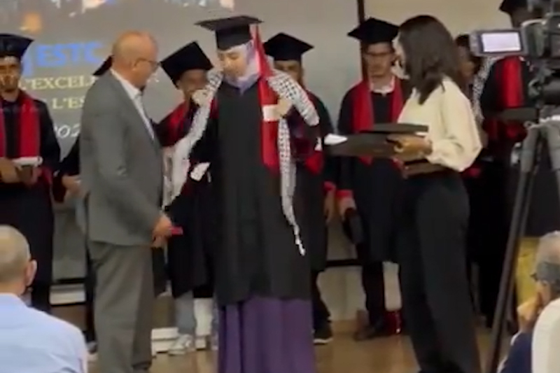 Nation-wide outrage: Dean refuses to hand excellence award to student wearing Palestinian keffiyeh