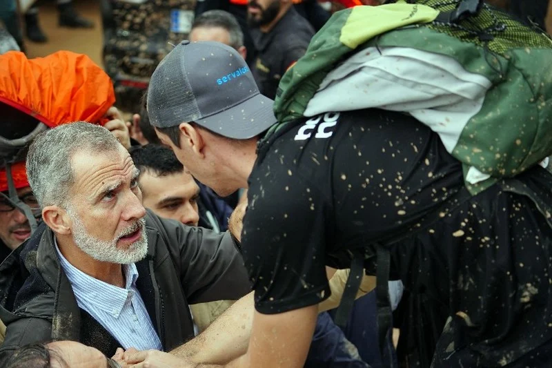 Protesters hurl mud at King Felipe VI in response to flood relief delays
