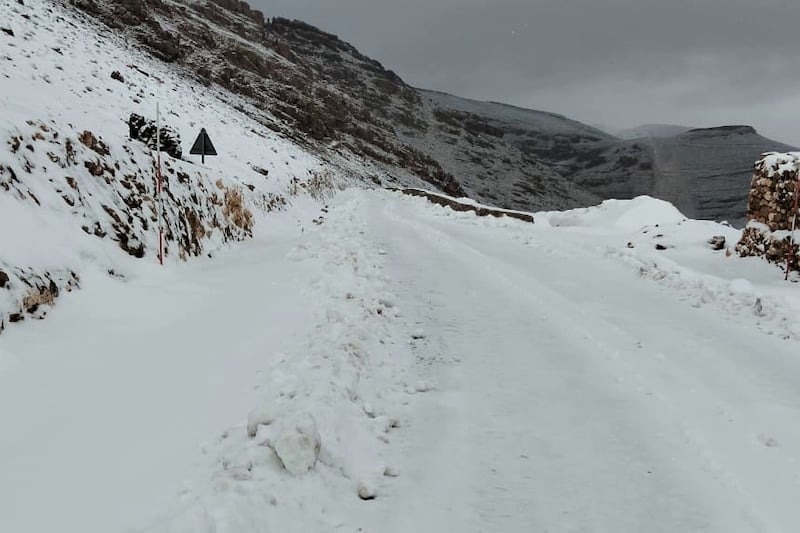 Heavy snowfall temporarily blocks key mountain road in Tinghir