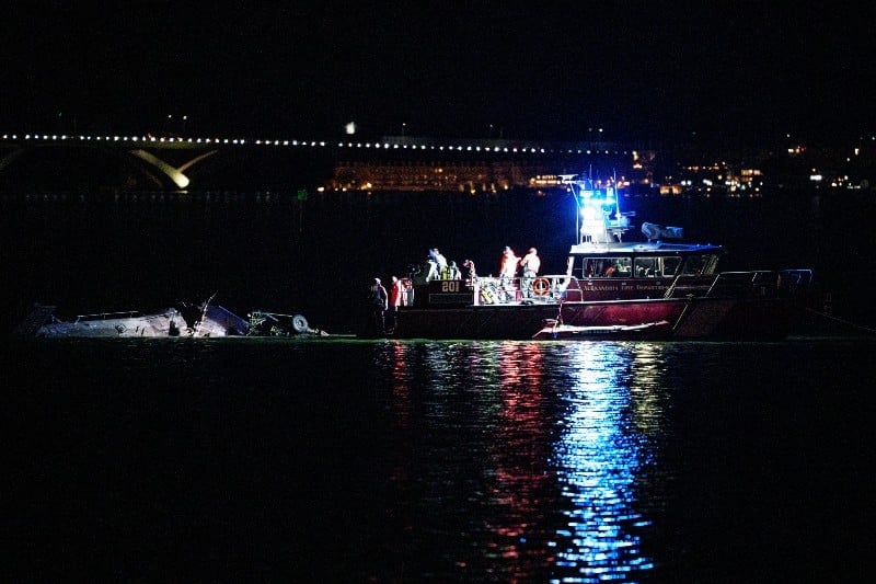 Plane carrying 64 collides with helicopter, crashes in Washington