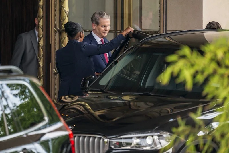 US and China meet in bid to 'de-escalate' trade war