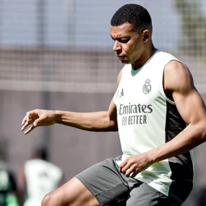 Mbappe out for two weeks or more with knee injury say Real