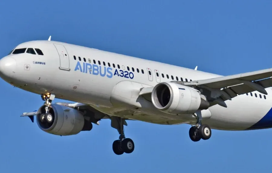 Nouvelair and EasyJet planes narrowly avoid crash during landing in Nice