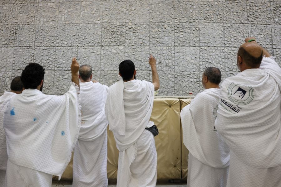 Pilgrims stone devil in Mina as temperatures near 50C in Saudi Arabia