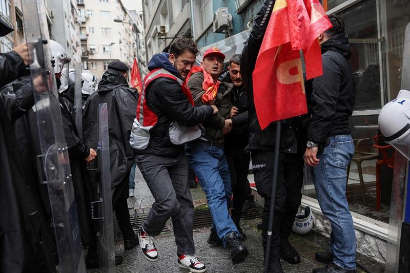 Turkish police fire tear gas, arrest hundreds at Istanbul May Day rallies