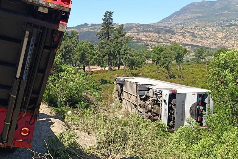 Two killed, 12 injured after bus overturns near Chefchaouen