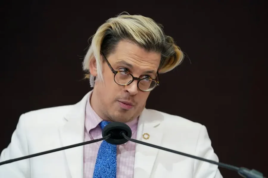 Right-wing provocateur Milo Yiannopoulos detained by ICE in US