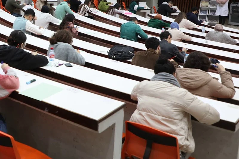 Students escalate fight against paid university hours with sit-in and nationwide mobilization